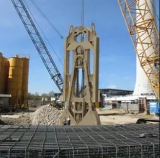 Wysokowydajna maszyna do fundamentowania stosu o głębokości 30 m z maks. 50 m. Dystans podróży